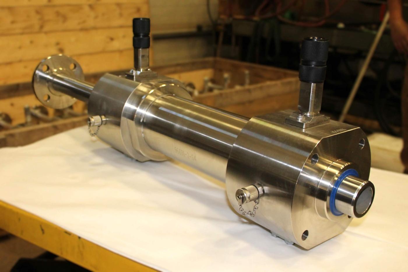 Subsea 316 stainless steel hydraulic cylinder with hollow double rod and end-of-stroke switches 